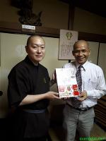 nau-com-lam-nem-va-di-tang-nguoi-vo-gia-cu-tokyo-voi-thay-pho-tru-tri