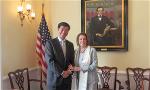 chu-tich-ha-vien-hoa-ky-thu-49-va-52-nancy-pelosi-va-thu-tuong-chinh-phu-luu-vong-tay-tang-tien-si-lobsang-sangay