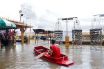 thai-lan-mot-so-ngoi-co-tu-pg-chim-trong-bien-nuoc-do-lu-tran-vao-thanh-pho-lich-su-2