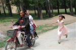 be-gai-9-tuoi-chay-bo-den-kiet-suc-gao-khoc-me-oi-dung-di-10
